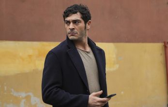 Турецкий сериал Совершенно другой человек 13 серия 